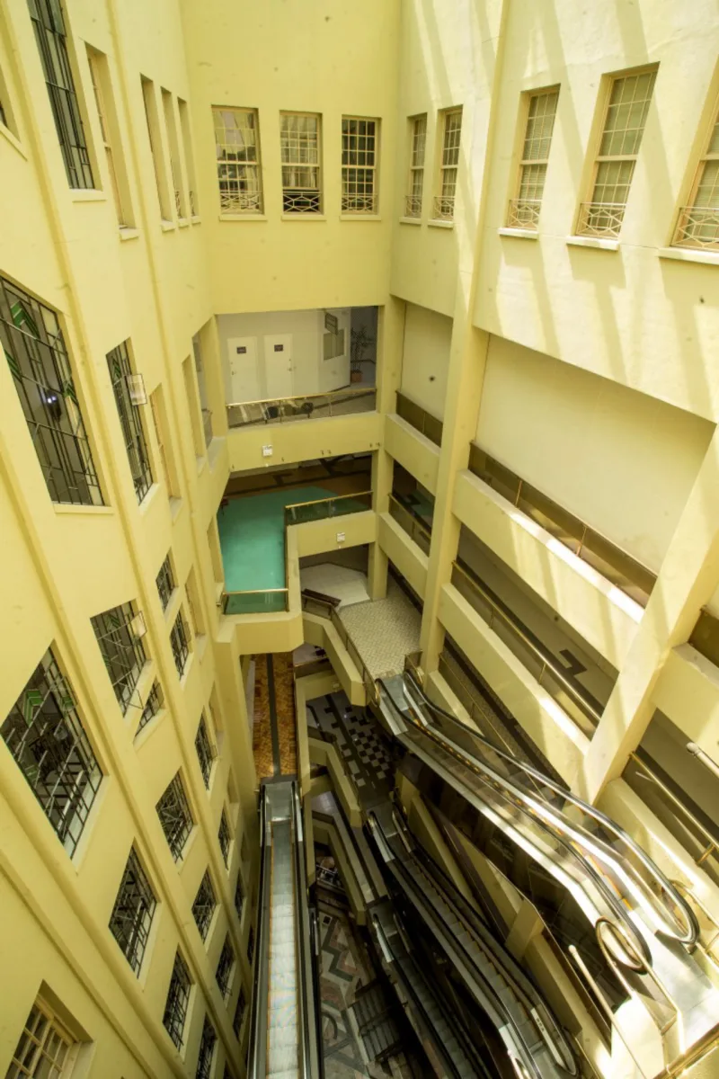 O antigo pátio aberto no centro do edifício foi ocupado com as escadas quando foi shopping. Foto: Reprodução
