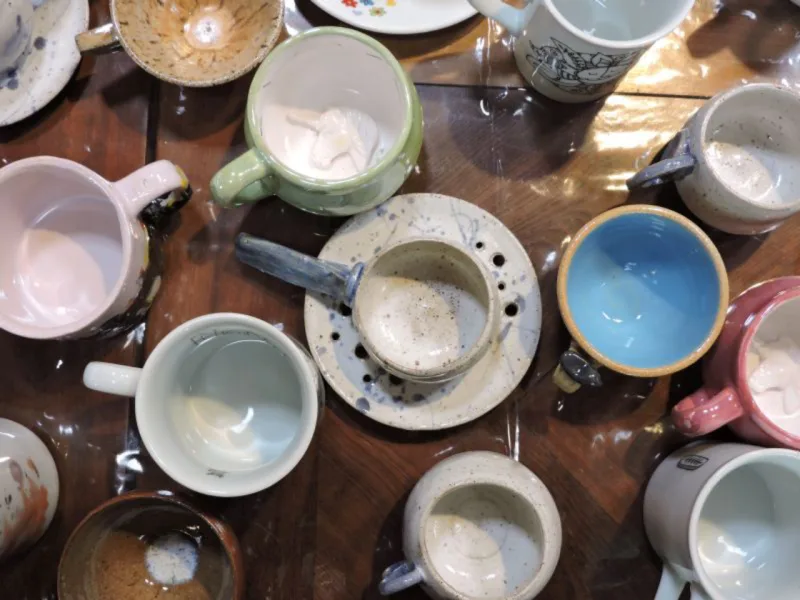 Todas as xícaras custam R$30. Na compra de uma, você ganha um café ou um chá. Foto: Fernanda Nocera