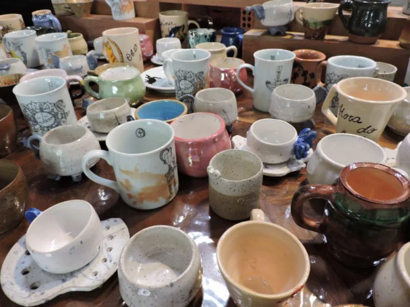 Xícaras de chá e de café disponíveis para venda no evento. Foto: Fernanda Nocera