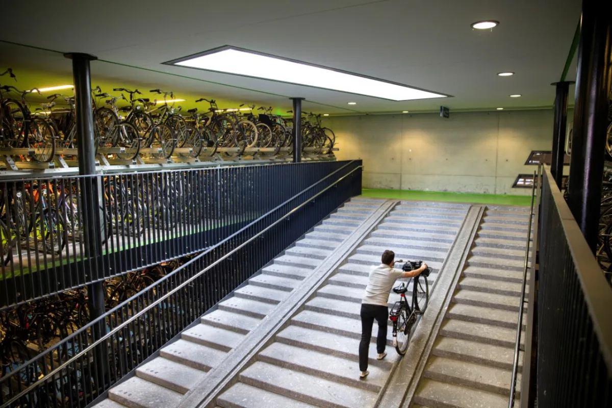Ciclista no maior estacionamento de bicicletas do mundo, em Utrecht, na Holanda. Fotos: Ilvy Njiokiktjien/The New York Times