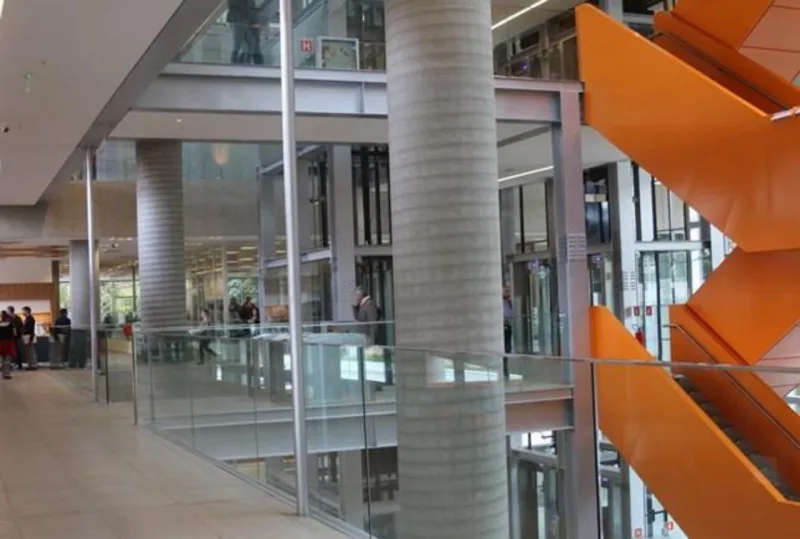 Interior contempla cores da empresa e espaço para os mais de 1,6 mil colaboradores.
Foto: Infomoney