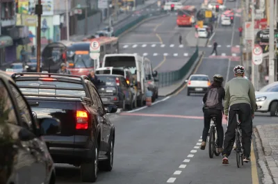 Avenida João Gualberto tem área calma e ciclofaixas. O arquiteto e cicloativista colombiano Jaime Ortiz defende que a via seja fechada aos domingos para o lazer. 
Foto: Aniele Nascimento / Gazeta do Povo  