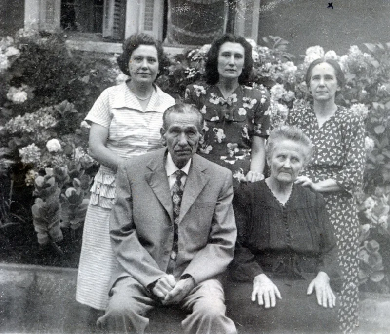 O casal Sovierzoski e suas três filhas - Rosa, Helena e Amália. A casa foi moradia da família até os anos 1970, depois passou a ser alugado, até ser vendida. Foto: Maria Guiraud Antunes/Arquivo Pessoal