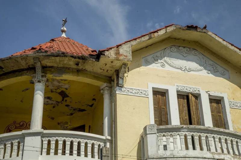 A construção é considerada uma Unidade de Interesse de Preservação (UIP), mas está em péssimo estado. Foto: Hugo Harada/Gazeta do Povo
