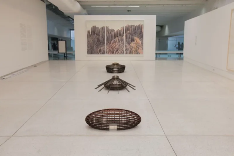 Três modelos de sala de leitura também fazem parte da exposição. Do lado de fora da sala, outro protótipo está exposto em tamanho maior. Foto: Alison Martins/Gazeta do Povo
