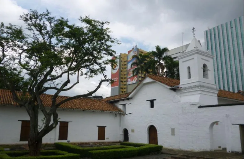 Construída em adobe e caiada no exterior, a Iglesia de La Merced é uma das construções mais bonitas de Cali. Foto: TripAdvisor/Reprodução