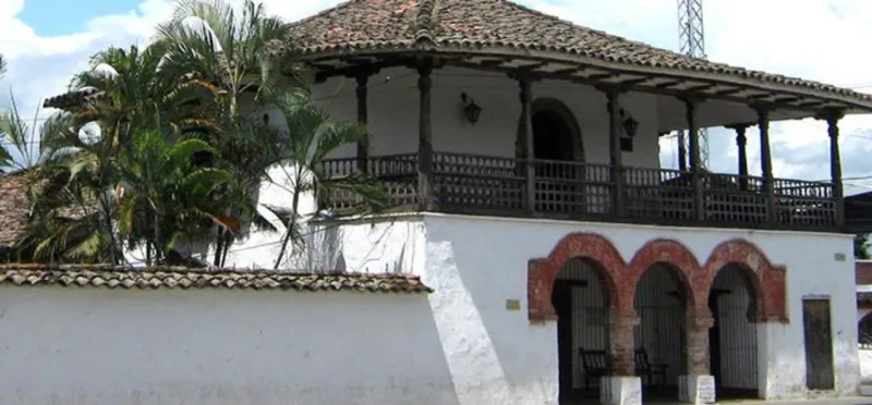 Em estilo colonial, a Casa Curau de Guacari já abrigou Simón Bolivar por duas vezes. Foto: Reprodução/Pinterest