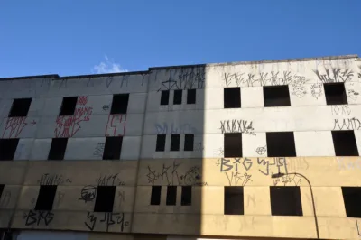 O abandono de construções denota mais do que podemos imaginar, por trás desse fato, há muitas
coordenadas urbanas, comerciais e... humanas. Foto: Divulgação
