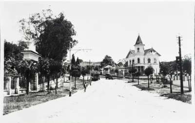 Casa das Ferraduras ficava a poucos metros da Mansão das Rosas, à esquerda da foto, na Avenida João Gualberto. Foto: Acervo Casa da Memória/Diretoria do Patrimônio Cultural/Fundação Cultural de Curitiba