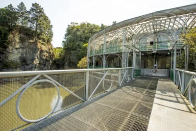 Construídas em metal e vidro, Ópera de Arame, Jardim Botânico e Rua 24 Horas deram a cara da Curitiba moderna. Foto: Hugo Arada/Gazeta do Povo.