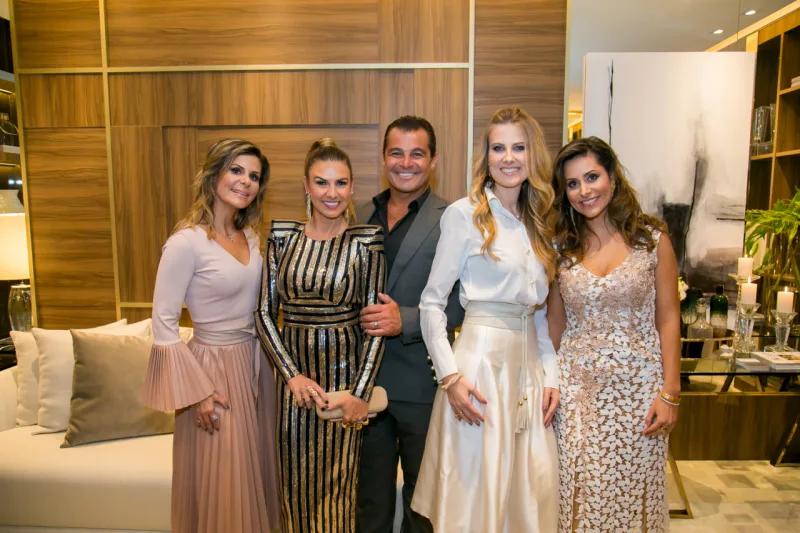 Larissa Maia Hyczy Bacila, Lais Bacchi, Paulo Bacchi, CEO Internacional da Artefacto, a arquiteta Caroline Andrusko e Tatiana Hyczy, uma das homenageadas da Mostra Artefacto Curitiba. Foto: Marcelo Stammer e Kelly Knevels