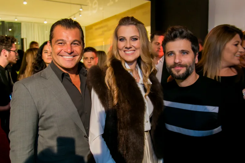 Paulo Bacchi, CEO Internacional da Artefacto, a arquiteta Caroline Andrusko e o ator Bruno Gagliasso. Foto: Marcelo Stammer e Kelly Knevels/Divulgação