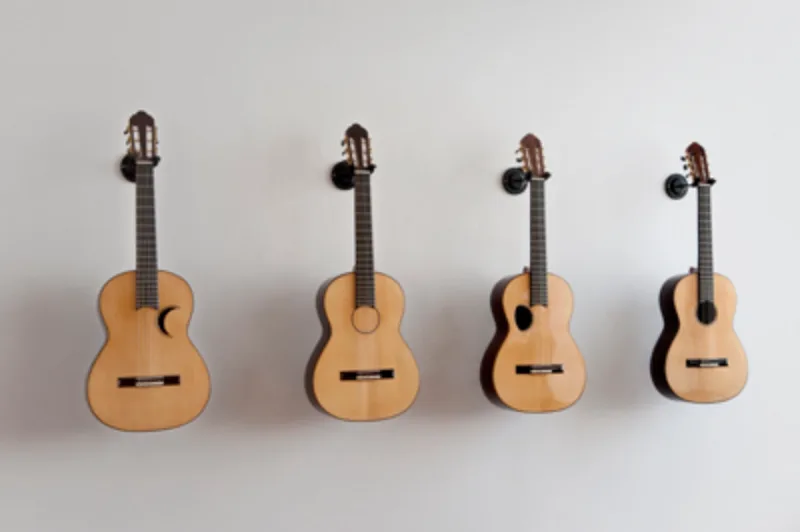 As fases da lua foram retratadas de uma maneira inusitada na obra "Cuatro guitarras", de 2015. Foto: Reprodução