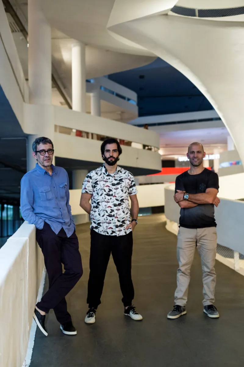 Os curadores da MADE Waldick Jatobá, Bruno Simões e Élcio Gozzo.
Foto: Divulgação
