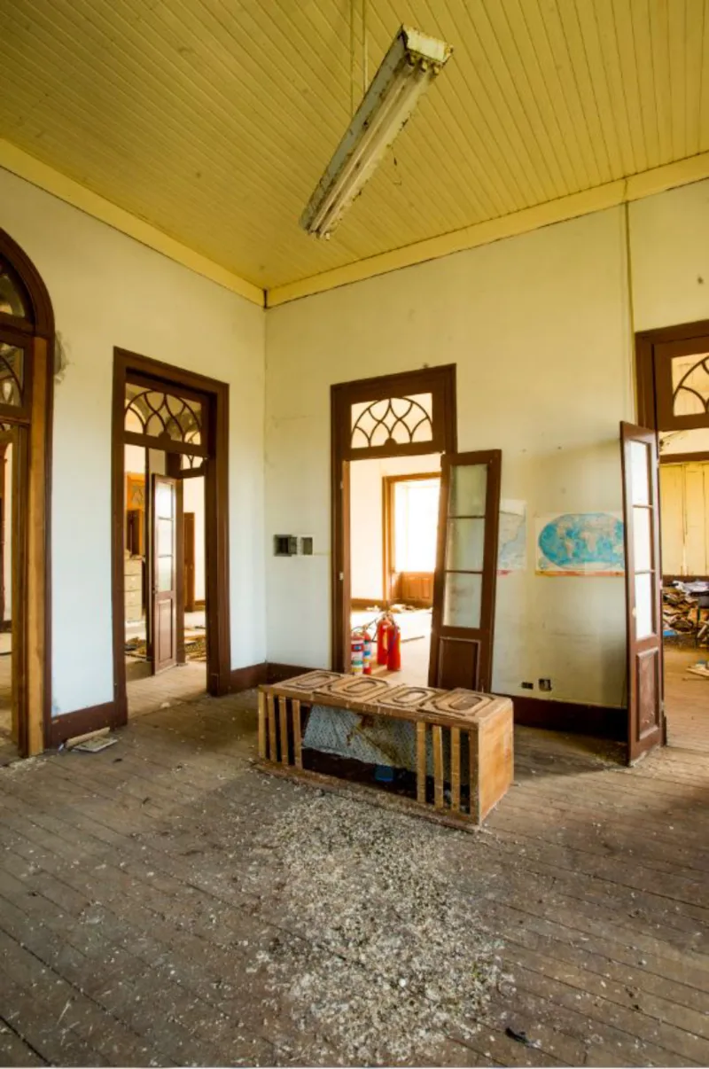 Do lado de dentro, a sujeira dos pombos tomou conta de quase todos os cômodos. Foto: Hugo Harada/Gazeta do Povo