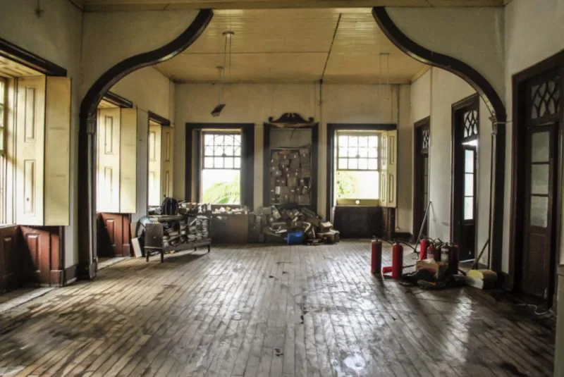 Sala de jantar é vista em foto sem registro de data. As curvas em madeira escura que sobrem até o teto parecem não fazer sentido, do ponto de vista de Imaguire. Como o teto parece ter sido rebaixado ao longo dos anos, o arquiteto acredita que elas pudessem formar um arco. Foto: Reprodução