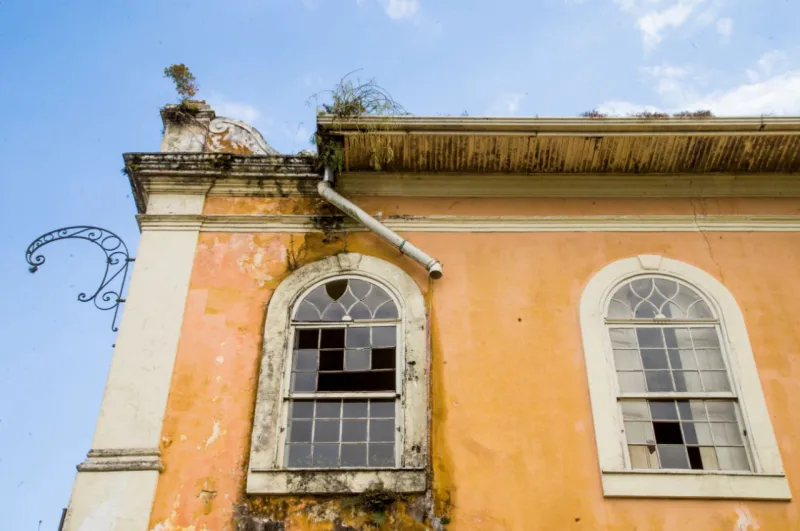 Enquanto a Secretaria de Cultura diz que a obra pode ser feita em um ano, o arquiteto Key Imaguire avalia que os danos são muito extensos para um prazo tão curto. Foto: Hugo Harada/Gazeta do Povo