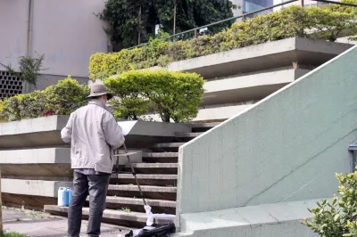 José Marconi, um dos fundadores do Croquis Urbanos em Curitiba, desenhando a Escadaria Comestível das Mercês. Fotos: André Eduardo dos Santos Filho/Gazeta do Povo