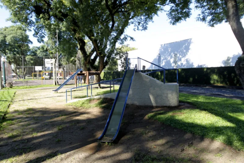 Visitamos os espaços esportivas e culturais para o projeto do jornal de aniversário da cidade. Fizemos o máximo possível por regiões. Identificamos esses espaços (praças, quadras, centros de esporte e lazer) com todos os equipamentos que eles possuem.
Quadras de têns, de golfe, futebol, vôlei, basquete, academia ao ar livre, equipamentos de alongamento, academias, piscinas e os playgrounds.
*JARDIM AMBIENTAL I
Av. Sete de Setembro, entre a Rua José de Alencar e a Av. Senador Souza Naves – Cristo Rei.