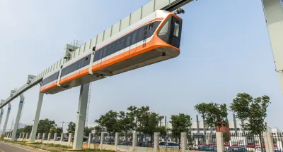 Linha ferroviária suspensa na China funciona a 10 metros do chão e atinge até 70 km/h. 
Foto: Reprodução