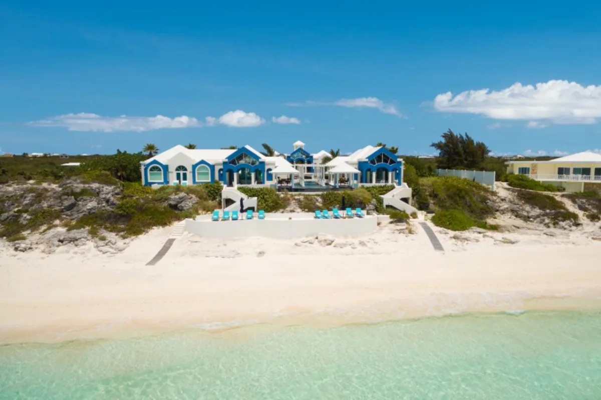 A casa de praia mais bonita do mundo fica nas  Ilhas Turcas e Caicas, no Caribe. Título veio de eleição promovida pelo canal de tevê americano HGTV. 
Fotos: Divulgação