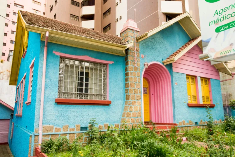 "Casa de princesa" e "casa de boneca" foram alguns dos termos usados para descrever o imóvel no Facebook. Foto: Hugo Harada/Gazeta do Povo