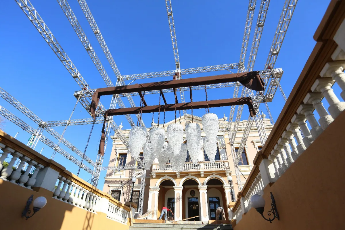 No começo de julho uma grande estrutura de metal montada para o casamento de Maria Victoria em frente ao Palácio Garibaldi chamou a atenção dos curitibanos. Foto: Leticia Akemi/Gazeta do Povo