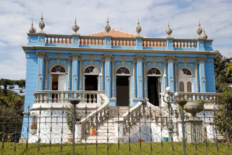 Em 2017, a fachada do Palacete dos Leões recebeu um vibrante tom de anil. Foto: Felipe Rosa / Tribuna do Parana - AGP