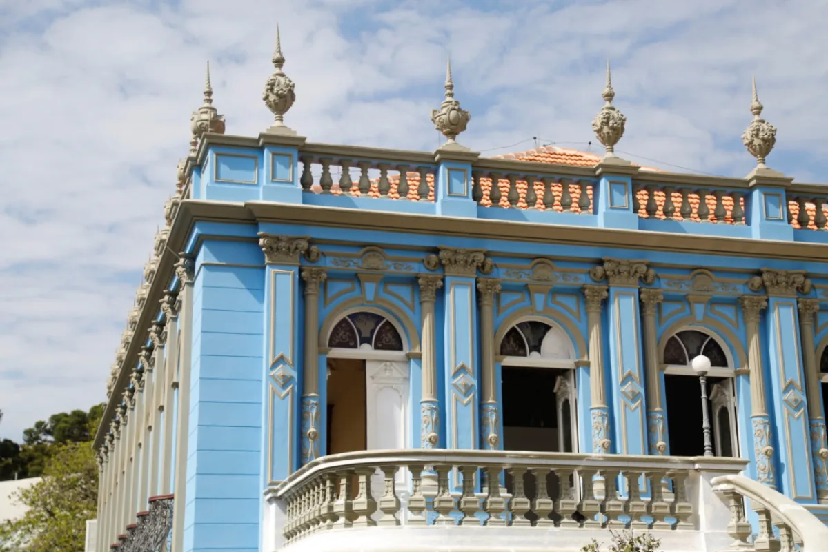 Restauro da parte externa do Palacete dos Leões valorizou a cor original do prédio, que é símbolo do ciclo da erva mate no Paraná. O registro foi feito na tarde desta terça-feira (01). Foto: Felipe Rosa/Gazeta do Povo