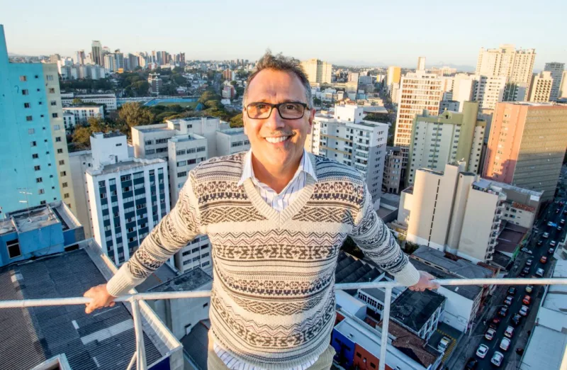 O arquiteto Fernando Karam posa no topo do Edifício Governador, projetado por seu pai, Adel Karam. Foto: Hugo Harada/Gazeta do Povo