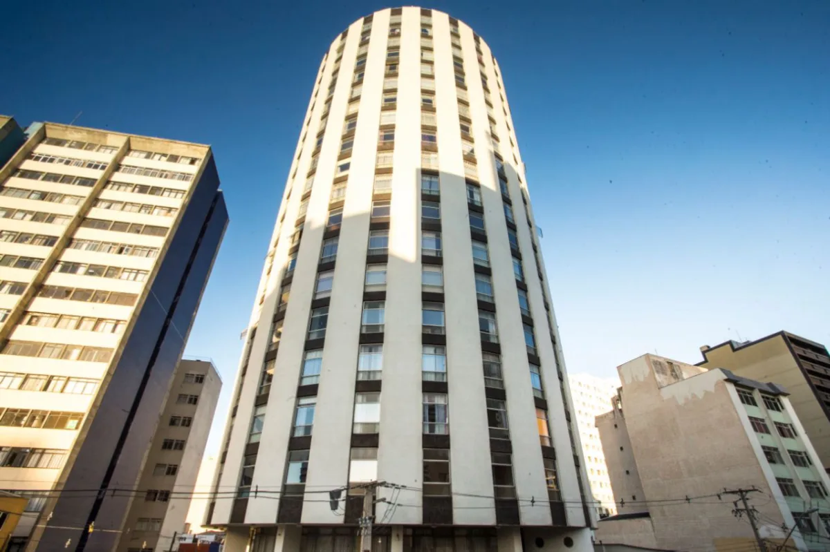 Em forma de cilindro perfeito, o Edifício Governador foi um marco na arquitetura curitibana dos anos 1970. Foto: Hugo Harada/Gazeta do Povo