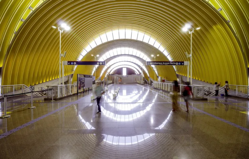 O projeto arquitetônico favorece a entrada de ar e luz natural como forma de reduzir o gasto energético das estações. Foto: Divulgação