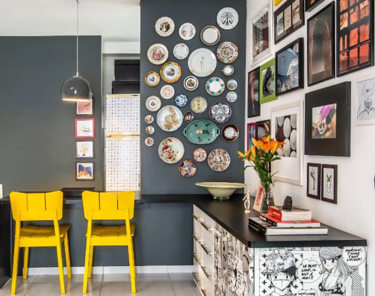 Normalmente guardados nos armários, os pratos de cerâmica ou porcelana emprestam personalidade e estilo ao compor a decoração dos ambientes. Foto: Leticia Akemi/Gazeta do Povo