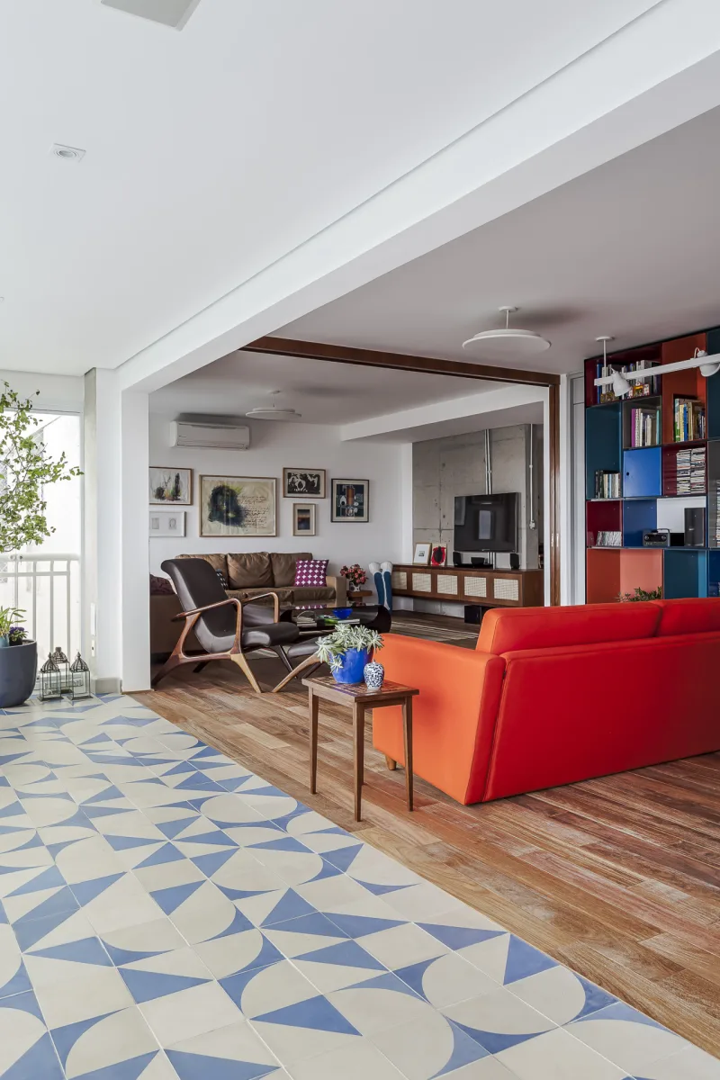 Integração entre sala e varanda garantem área de 46 m² que se dividem em três ambientes.