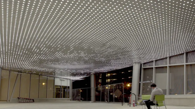 Feito sob medida por Leo Villareal, o teto com 22.000 luzes de LED da entrada do Art Hotel, em Denver.
