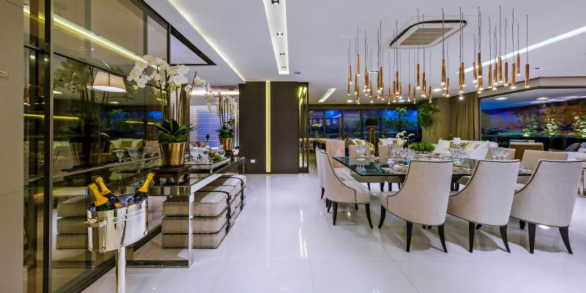 Iluminação na decoração deve ter harmonia entre a luminária e a lâmpada. Foto: Divulgação/ Apartamento decorado A. Yoshii