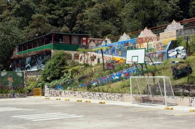 Pátio da "mansão" construída por Pablo Escobar para sua própria prisão: desde 2007 a propriedade virou um mosteiro beneditino e um hospital religioso que atende desabrigados e idosos. Fotos: Tom Griggs/AirshipDaily/Reprodução