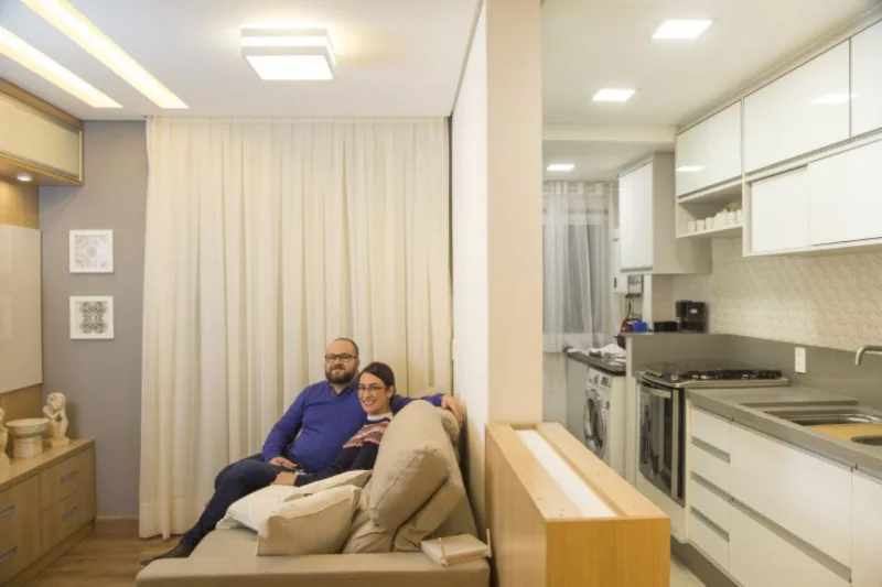 O casal Raul Zanon e Andressa Evangelista compraram um novo apartamento no final do ano passado e se mudaram em Fevereiro deste ano. A proposta do negocio foi o fator mais importante para decidir pela aquisição.