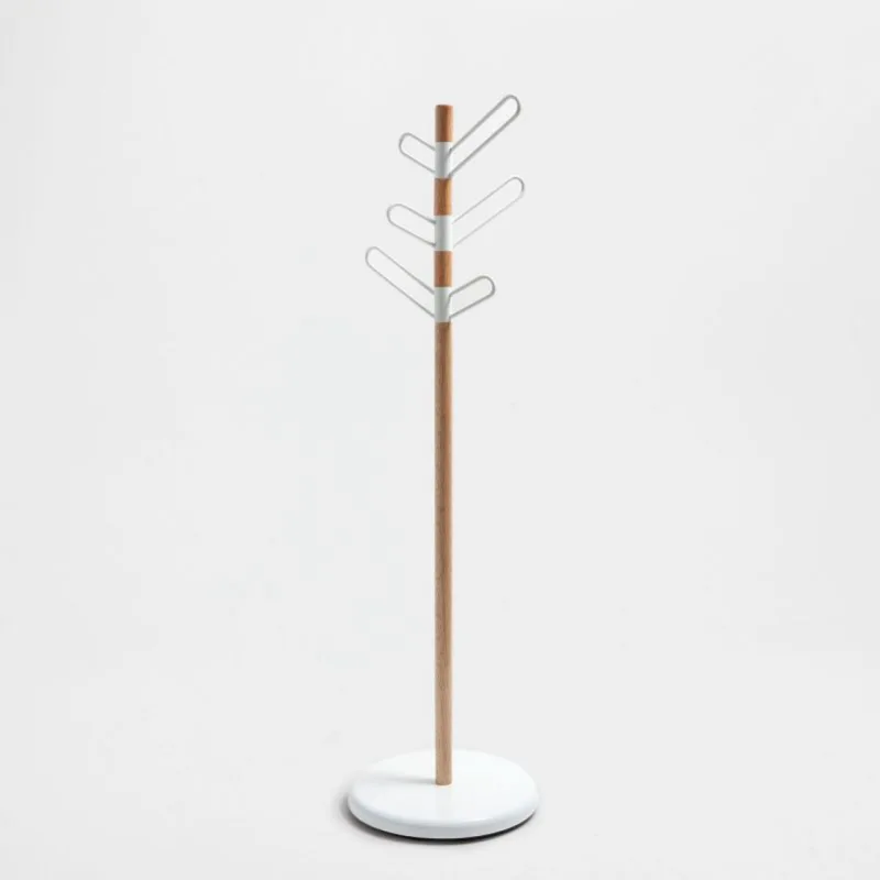Feito de ferro e madeira, o cabideiro com base branca também serve para quartos infantis. Na Zara Home, R$ 219,90.