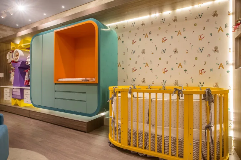 O papel de parede escolhido pelos arquitetos complementa as cores usadas no ambiente e estimula a curiosidade infantil. Foto: José Somensi/Divulgação