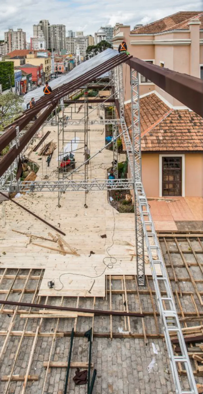 Em visita ao prédio na manhã desta sexta-feira (07), a reportagem contou pelo menos 15 funcionários envolvidos na montagem. Foto: Leticia Akemi/Gazeta do Povo