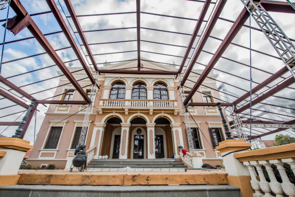 A estrutura montada em frente à fachada do Palácio Garibaldi é quase mais alta que o próprio prédio. Foto: Leticia Akemi/Gazeta do Povo
