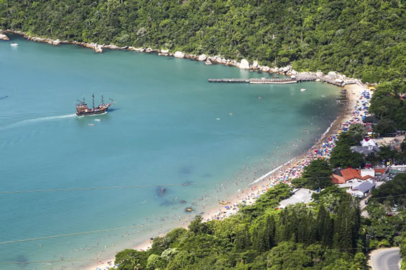 Balneario Camboriu, Janeiro de 2017 - A praia mais badalada do sul do Brasil, Balneario Camboriu em Santa catarina recebe turistas vindos de todas as partes do Brasil inteiro e de outros países para conhecer os atrativos do lugar. Na foto parque unipraias que conta com teleferico que transporta até a praia de laranjeiras e diversas atrações