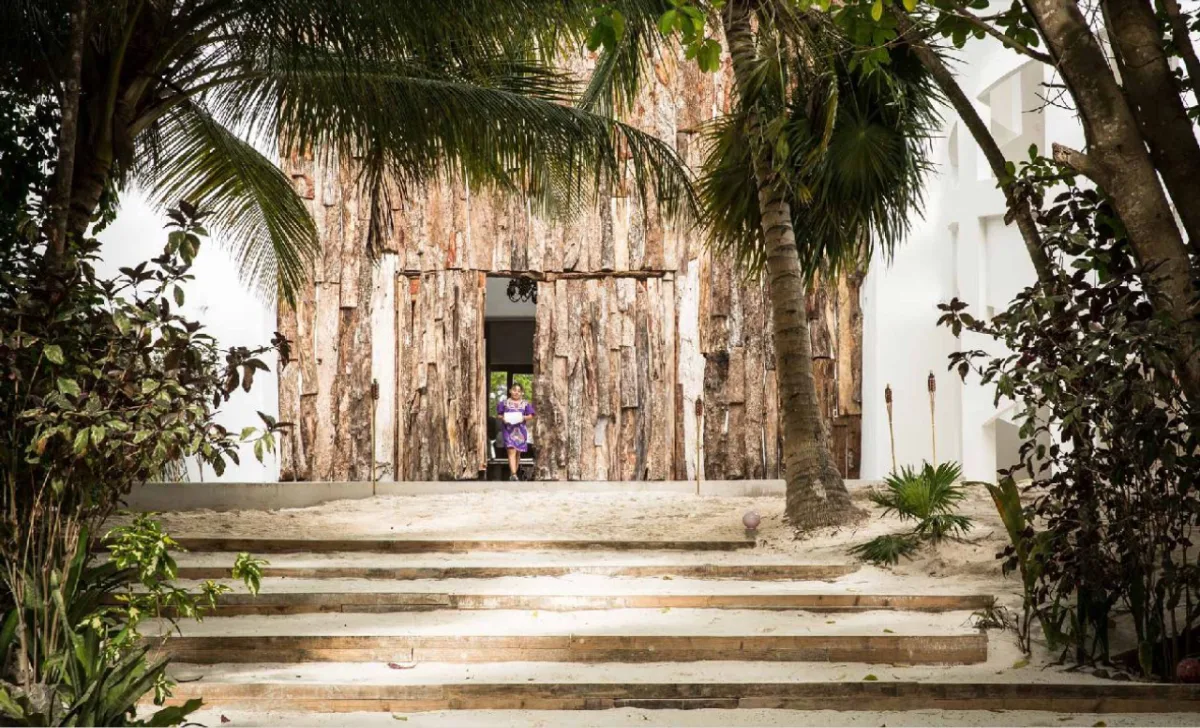 Logo na entrada, o Casa Malca já se mostra um hotel incomum. A fachada é impressionante e faz referência à sustentabilidade, um dos lemas do local. Foto: Divulgação