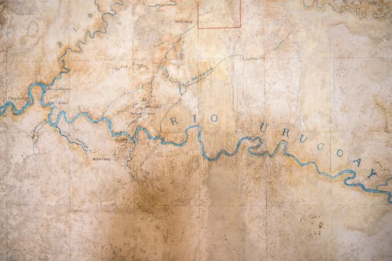 Detalhe do Rio Uruguai desenhado no mapa do Paraná pintado em 1903. Foto: Leticia Akemi/Gazeta do Povo