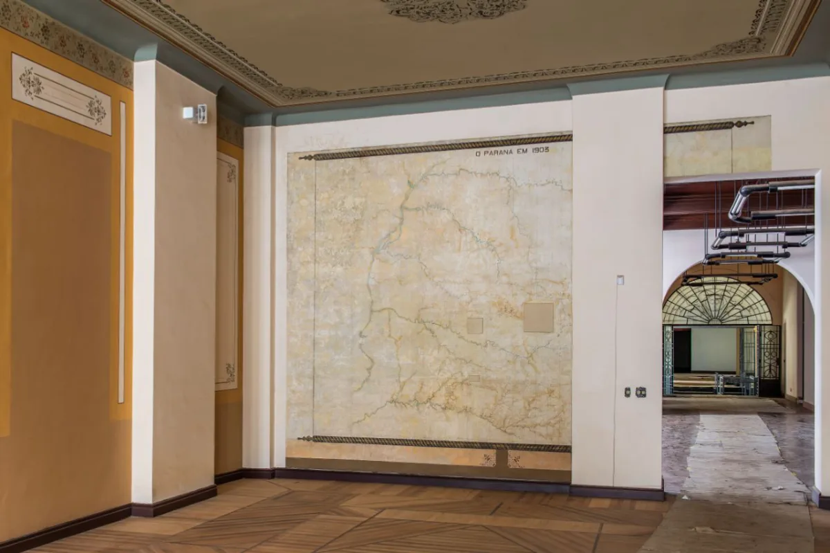 O mapa registrou o Paraná nos primeiros anos do século XX. A porção leste do Estado se perdeu em uma das muitas obras feitas no edifício. Em seu lugar, hoje, estão uma porta e uma pilastra de sustentação. Foto: Leticia Akemi/Gazeta do Povo