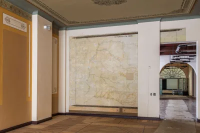 O mapa registrou o Paraná nos primeiros anos do século XX. A porção leste do Estado se perdeu em uma das muitas obras feitas no edifício. Em seu lugar, hoje, estão uma porta e uma pilastra de sustentação. Foto: Leticia Akemi/Gazeta do Povo
