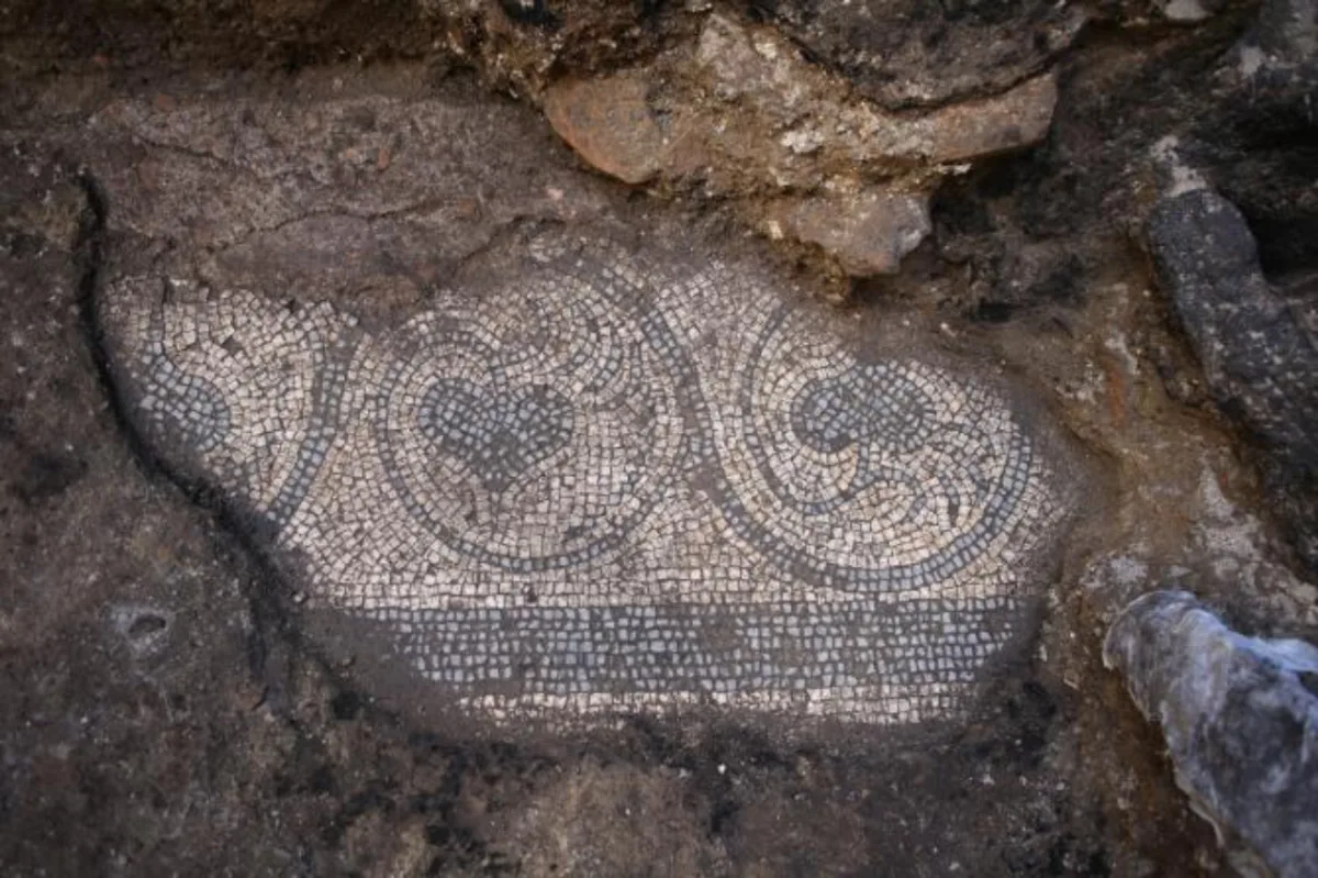 Pedaço de piso conservado da época do império romano. Foto: Reprodução