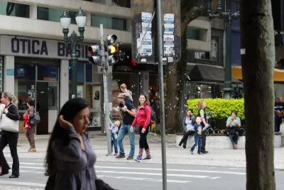 Por um dia a Rua XV de Novembro recebeu aparelho que produzia bolhas de sabão quando o semáforo de pedestres era acionado. Fotos: Arquea Arquitetos/Divulgação