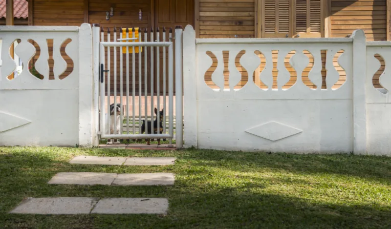 Foto para matéria da Haus sobre os antigos muros de cimento pré-moldados. Local:
